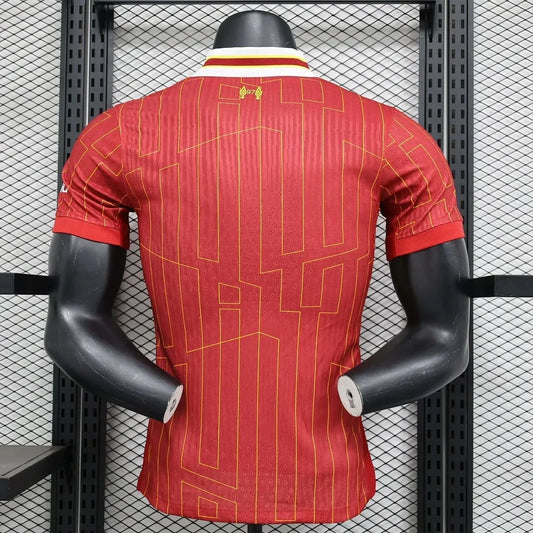 Divisa casalinga del Liverpool 2024/2025