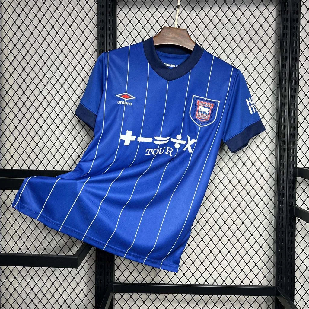 Divisa casalinga dell'Ipswich Town 2024-2025