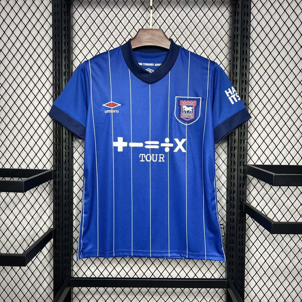 Divisa casalinga dell'Ipswich Town 2024-2025