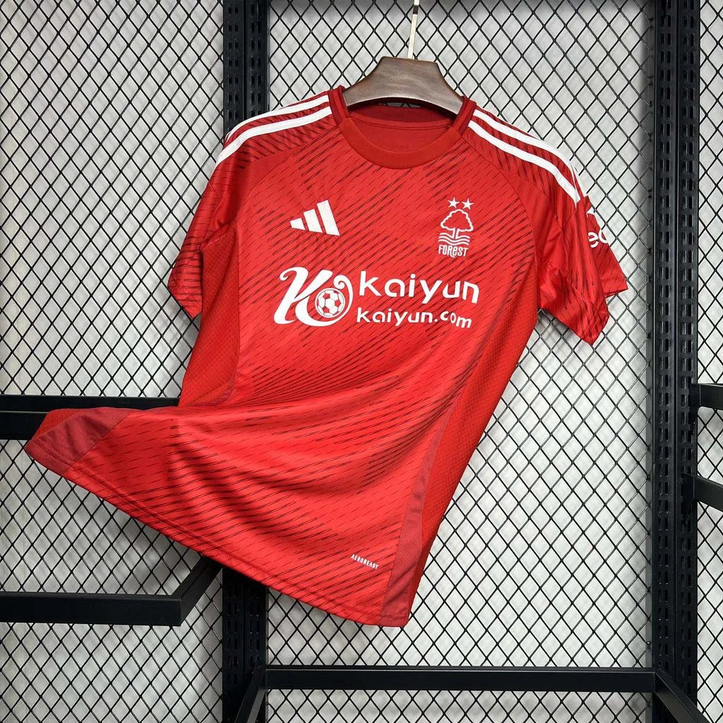 Divisa di casa del Nottingham Forest 2024-2025