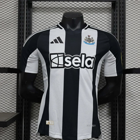 Divisa casalinga del Newcastle United 2024/2025