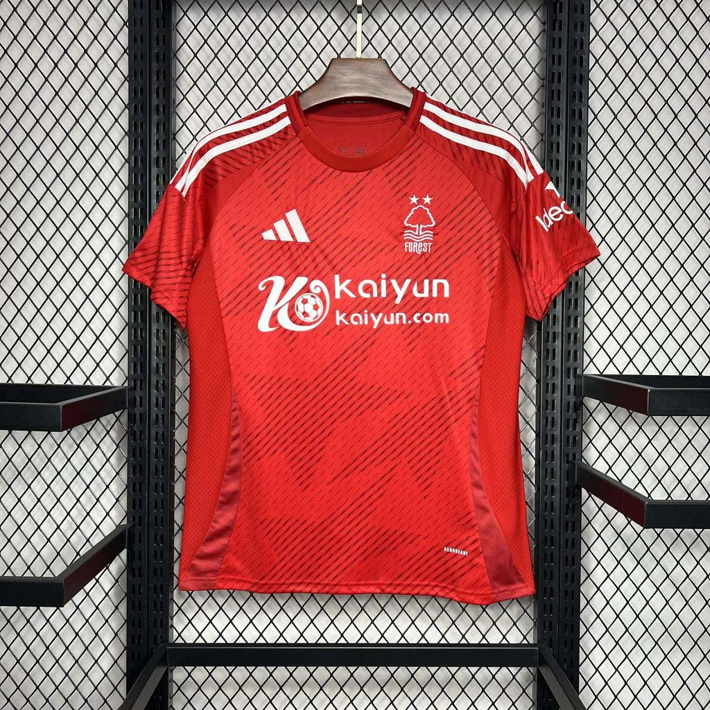 Divisa di casa del Nottingham Forest 2024-2025