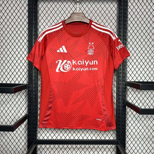 Divisa di casa del Nottingham Forest 2024-2025