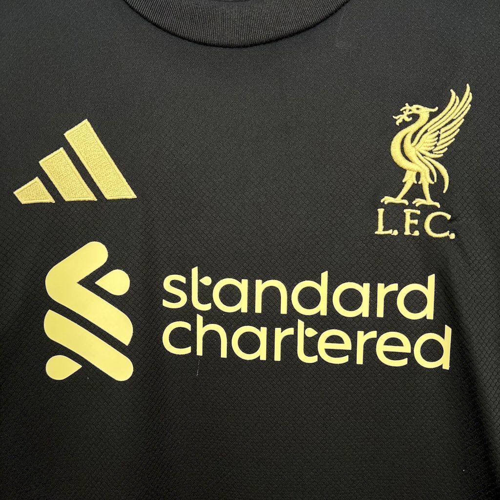 Maillot "Dark Majesty" en édition limitée de Liverpool