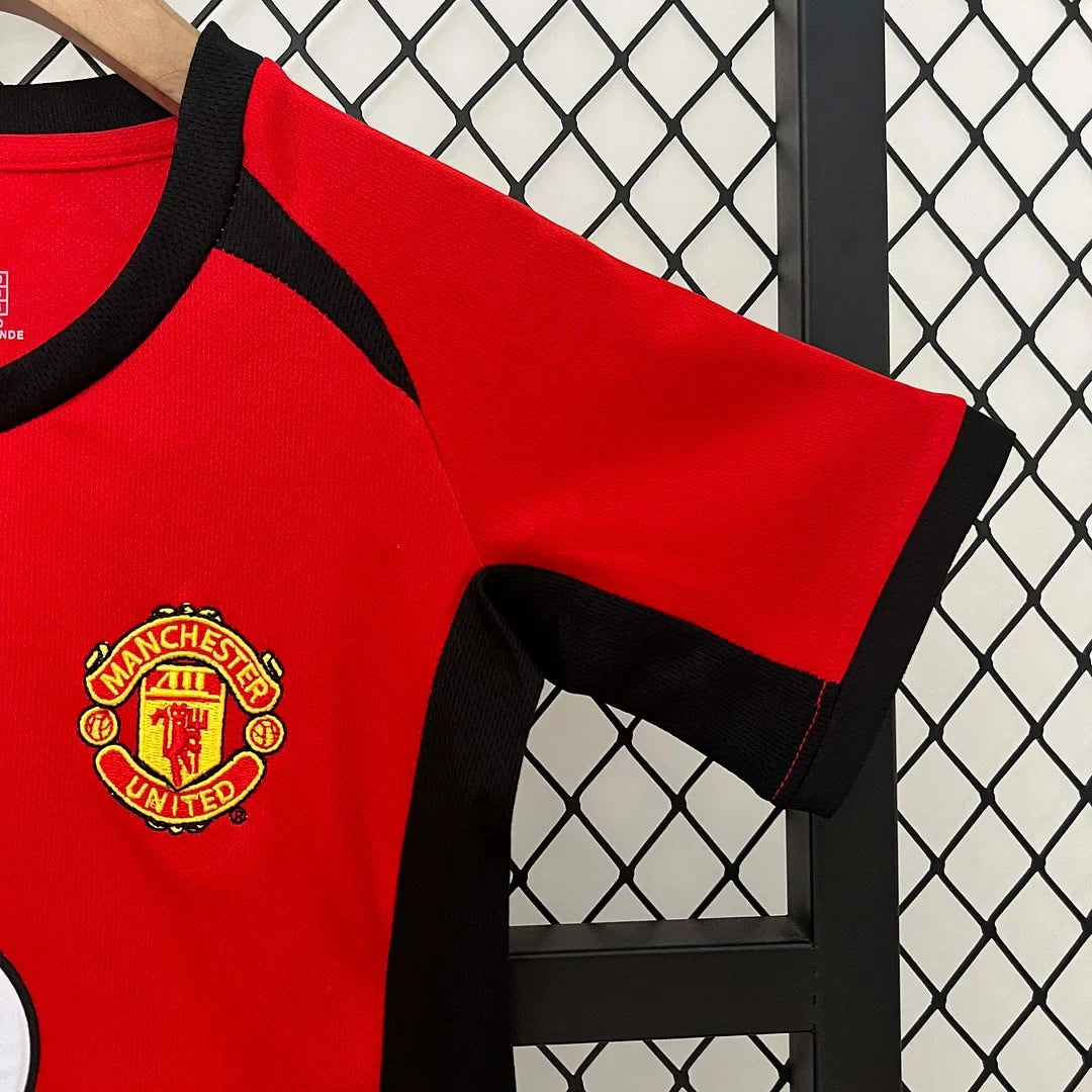 Taglia per bambini di Manchester United Home, stagione 2002/2004, versione rétro.