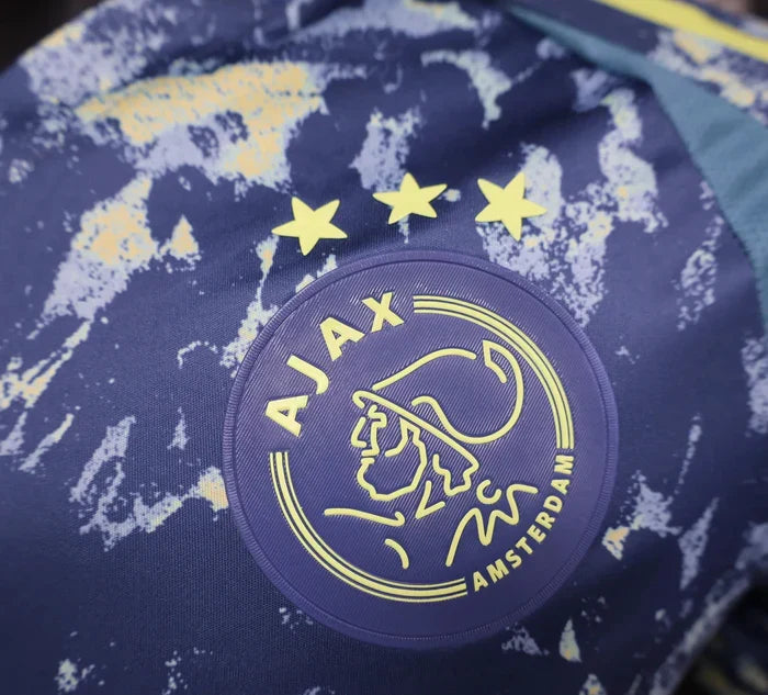 Kit da trasferta dell'Ajax 2024/2025