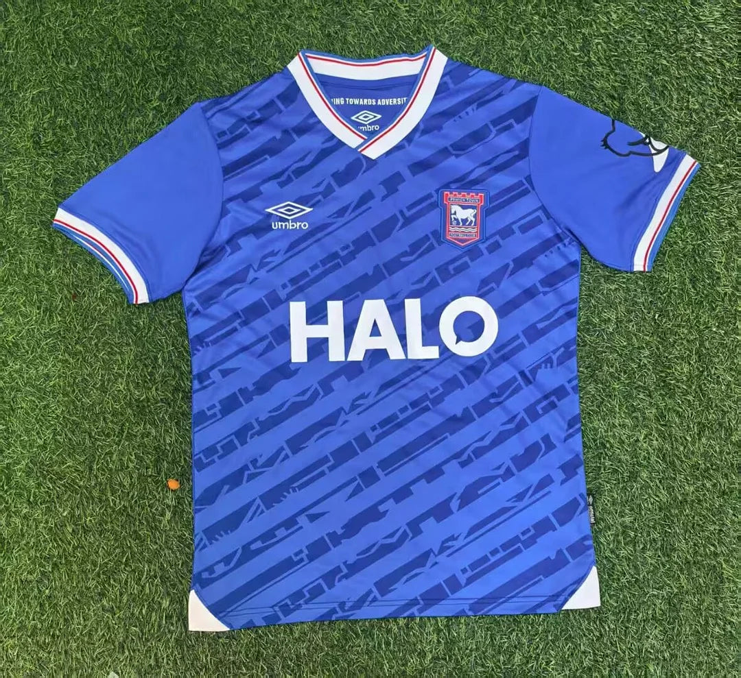 Kit casalingo dell'Ipswich Town 2025/2026