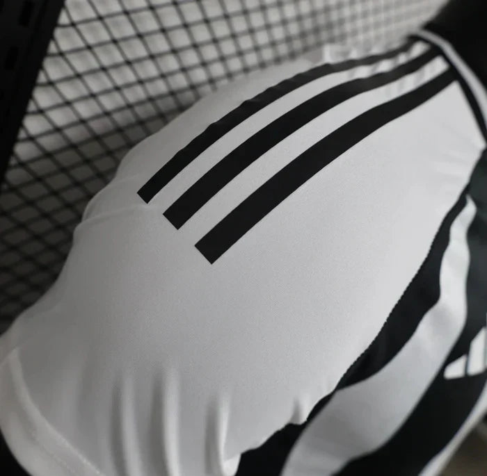 Divisa casa Juventus 2024/2025