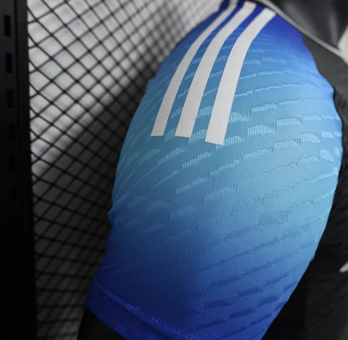 Maglia in edizione limitata "Nocturne Strike" del Real Madrid
