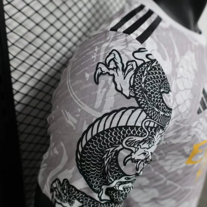 Maglia in edizione limitata "Golden Serpent" del Real Madrid