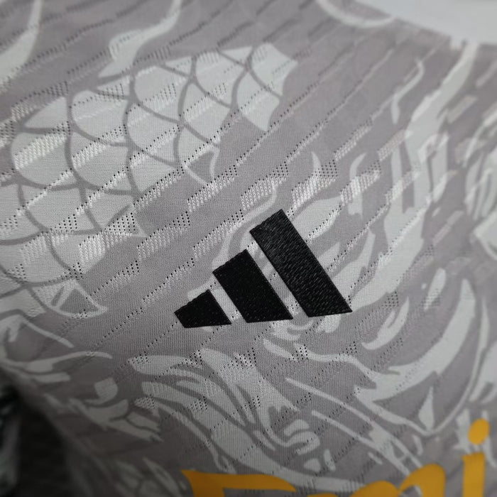 Maglia in edizione limitata "Golden Serpent" del Real Madrid