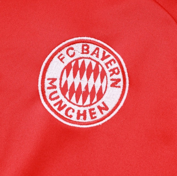Survêtement noir et rouge du Bayern Munich