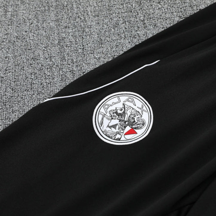 Survêtement Ajax blanc et noir x rouge