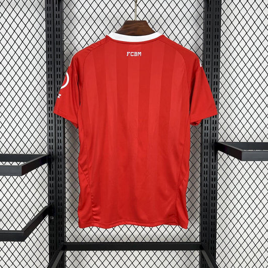 Divisa da portiere rossa del Bayern Monaco 2025/2026