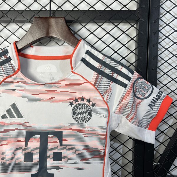 Maillot extérieur Bayern Munich 2025/2026 taille enfant