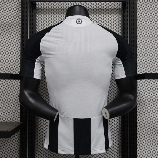 Divisa casalinga del Newcastle United 2024/2025