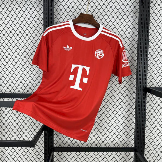 Divisa da portiere rossa del Bayern Monaco 2025/2026