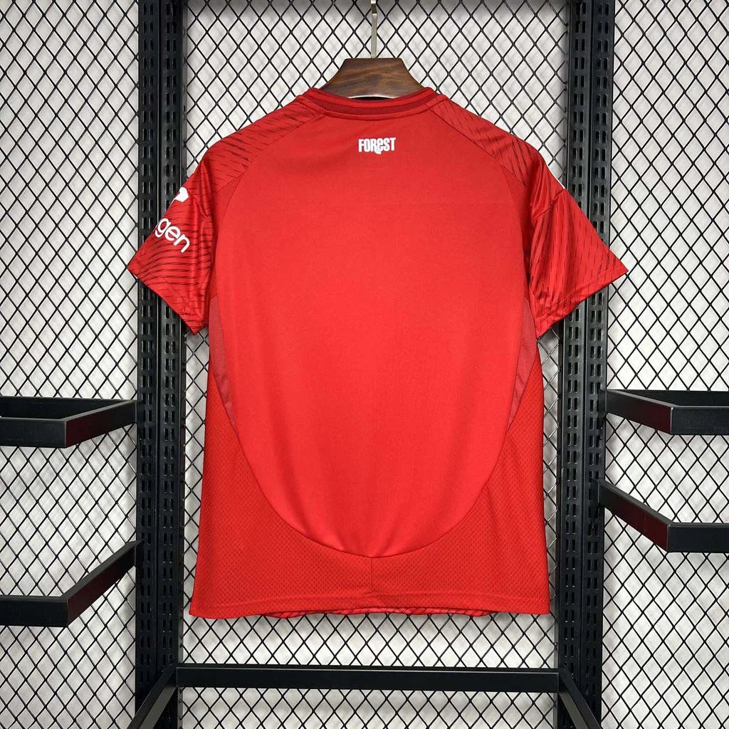 Divisa di casa del Nottingham Forest 2024-2025
