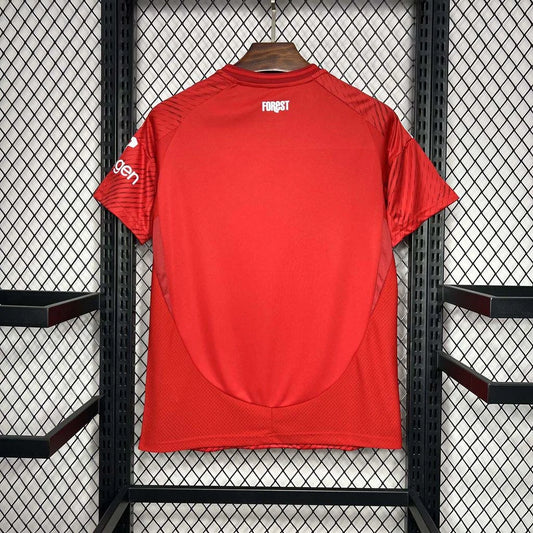 Divisa di casa del Nottingham Forest 2024-2025