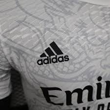 Maglia in edizione limitata "Serpente Bianco" del Real Madrid