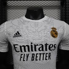 Maglia in edizione limitata "Serpente Bianco" del Real Madrid
